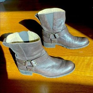 LL Bean distressed leather moto style boots 9 lug sole